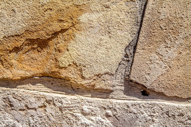 自然石を背景にした壁