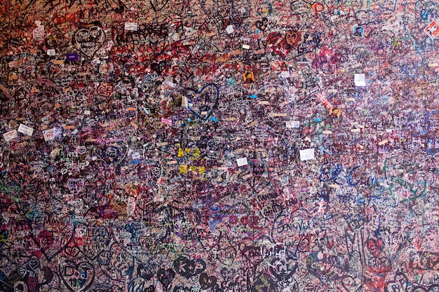 Il muro pieno di messaggi nella casa di giulietta, a verona