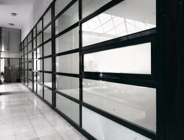 Photo a wall of glass with a white tile floor