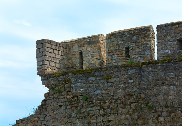 ドニエストル川沿いのホトィン要塞の壁（チェルニウツィー州、ウクライナ）。建設は1325年に開始され、1380年代と1460年代に大幅な改良が行われました。