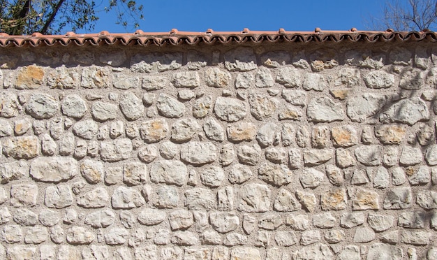 Wall made of the same type of stones