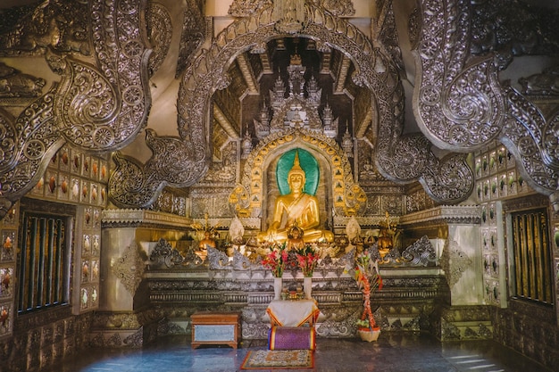 Foto dipinti murali di vecchie scogliere nei templi thailandesi