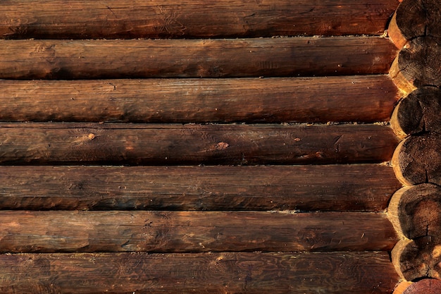 Il muro della casa in legno nazionale russa. log cabin o granaio non verniciato parete scortecciata con texture di sfondo orizzontale con copia spazio.