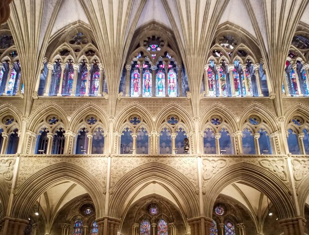 Foto muro e vetrata della cattedrale di nidaros a trondheim, in norvegia