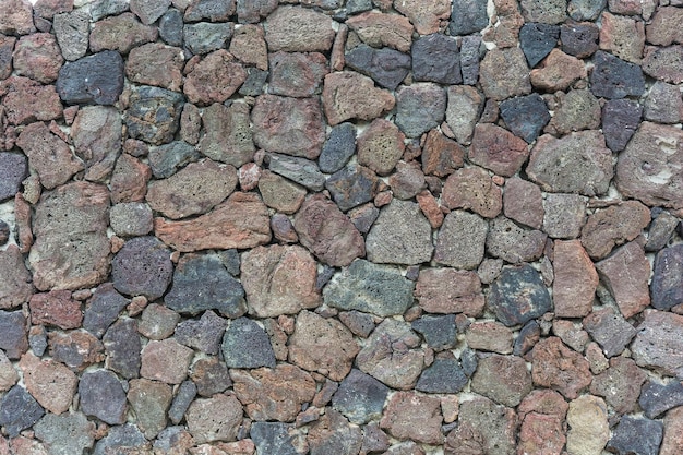 Стена из камней разных форм и размеров