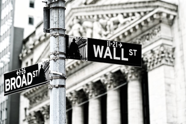 Foto segno di wall street nella parte inferiore di manhattan new york, usa