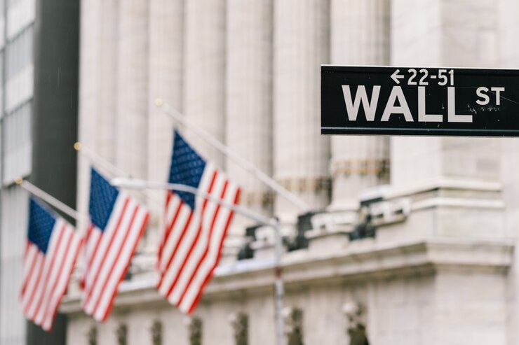 Foto wall street-tekenpost met amerikaanse nationale vlaggen op achtergrond.
