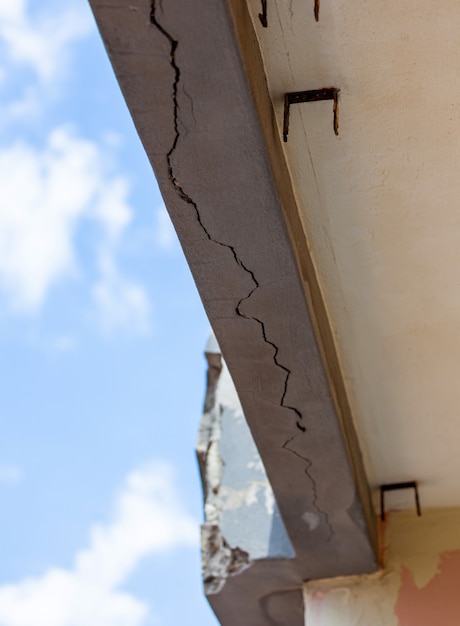 Wall with cracked concrete and rusty irons requiring renovation.