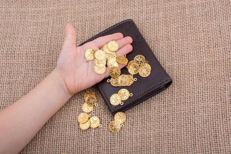 Photo hnadには財布と偽の金貨がたくさん