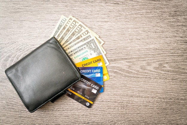 写真 お金とクレジットカード付きの財布-経済と金融の概念