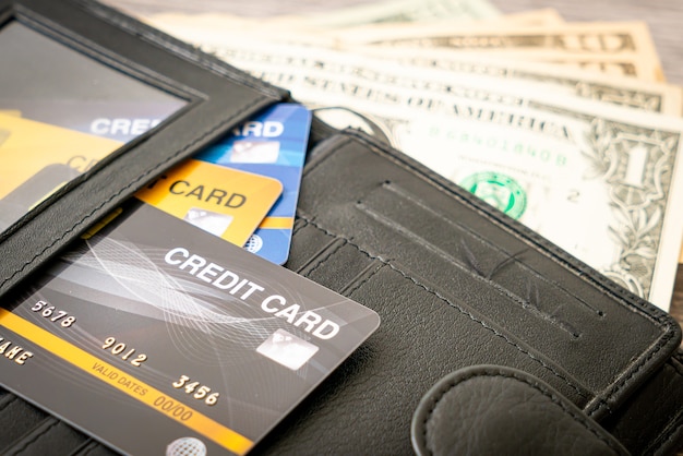 돈과 신용 카드가 있는 지갑 - 경제 및 금융 개념
