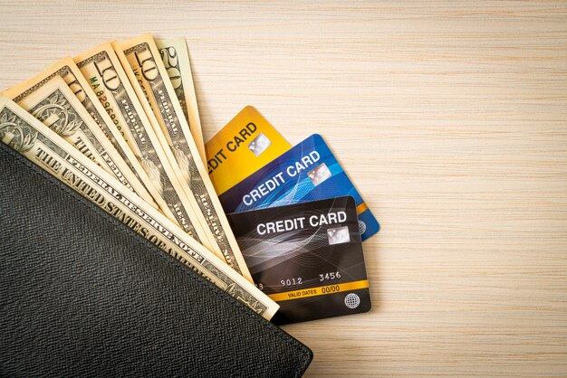кошелек с деньгами и кредитной картой