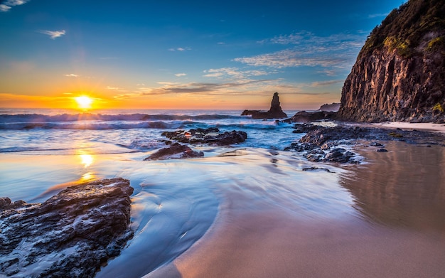 Sfondo dell'alba nella scogliera sul mare