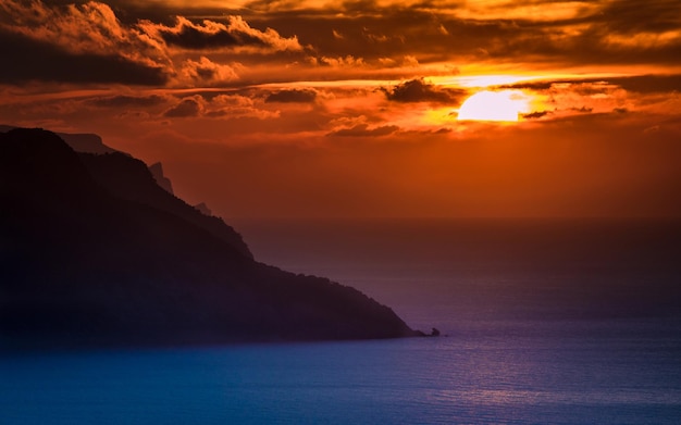 Wallpaper van het eiland in de zonsondergang aan zee in de schemering