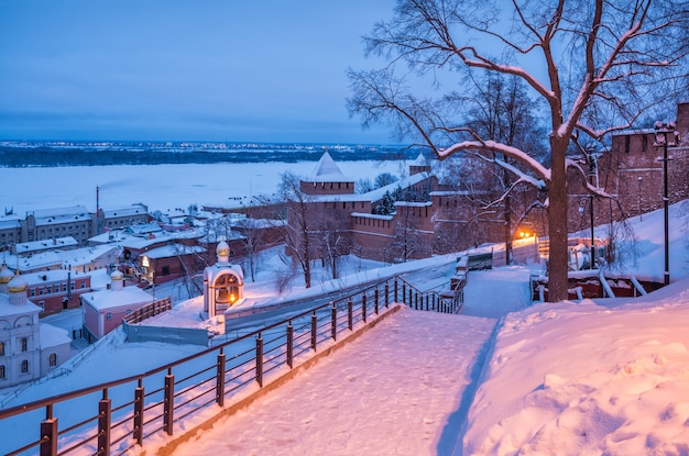 Photo the walls of the kremlin in nizhny novgorod and the chapel with the nabatny bell