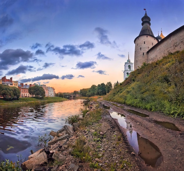 Photo walls of the pskov kremlin and the bank of the pskov river before the restoration