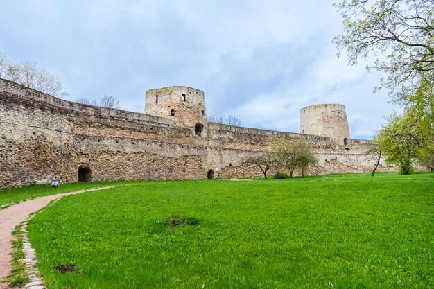 Photo walls and towers of the izborsk fortress izborsk pskov region russia high quality photo