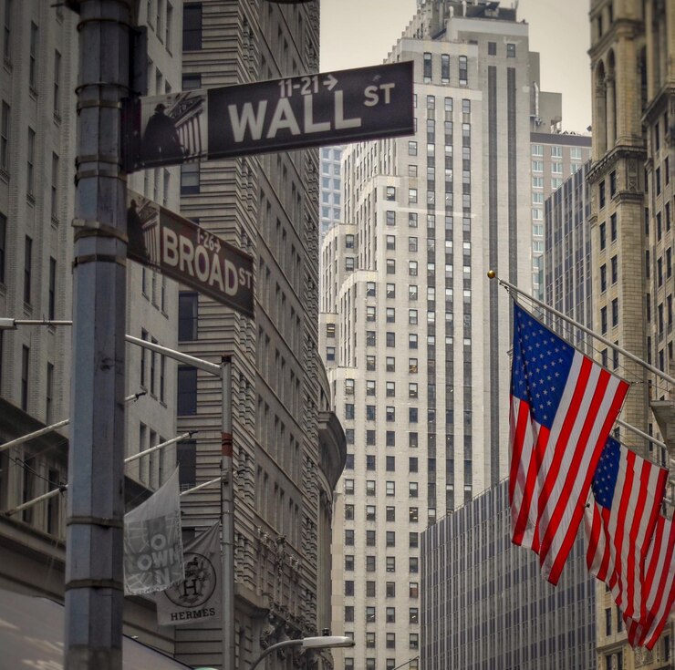 Foto wallstreet vlag en straatbord van new york