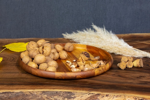 Foto walnoten in een dienblad op een houten tafel