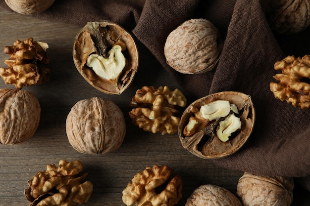 Walnoten met keukenhanddoek op houten achtergrond