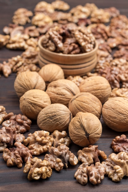 Walnut kernels, whole walnuts, nuts in bowl