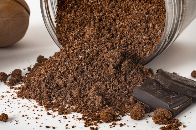 Foto scrub alle noci con pezzetti di cioccolato