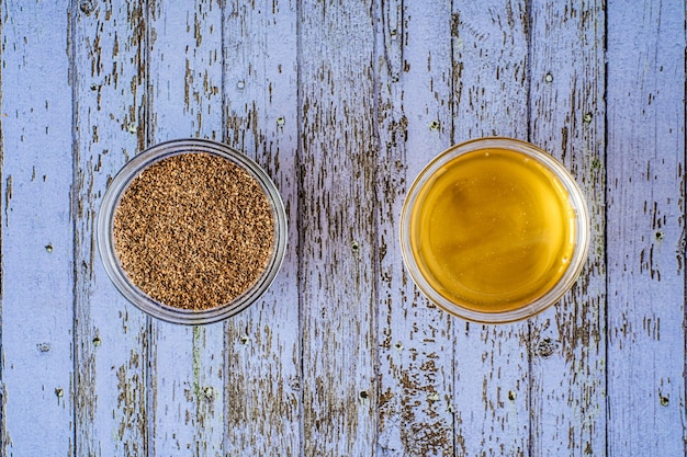 Foto guscio di noce scrub e miele in una ciotola di vetro