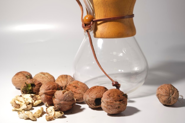 грецкие орехи и оборудование для приготовления кофе макросъемка