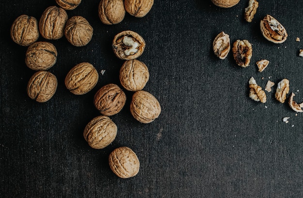 Photo walnuts on a counter top