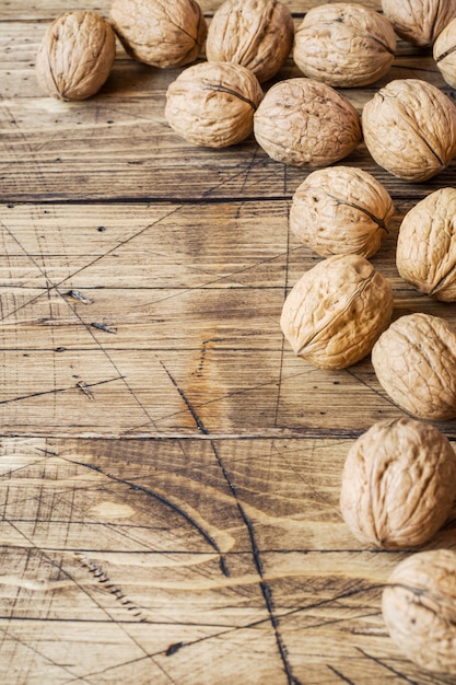 Noci su fondo di legno d'annata scuro. alimento sano di noce.