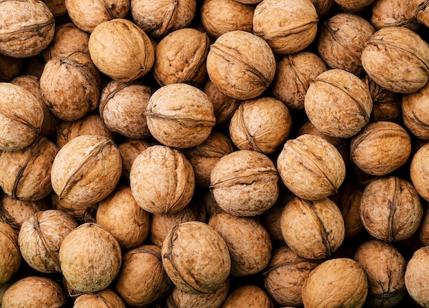 Photo walnuts in shell background the view from top