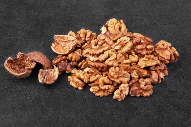 Photo walnuts in white bowl