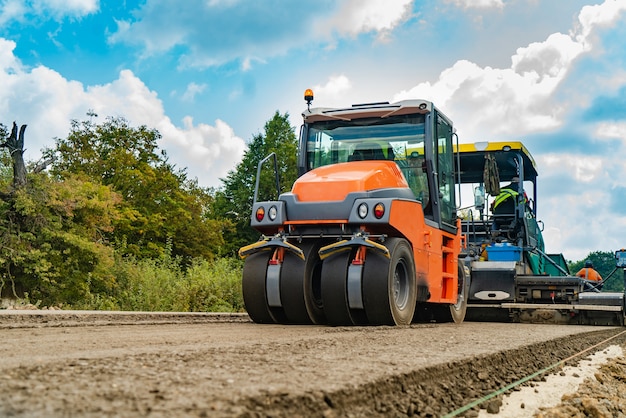 Wals, bouwmachines, op de wegreparatieplaats.