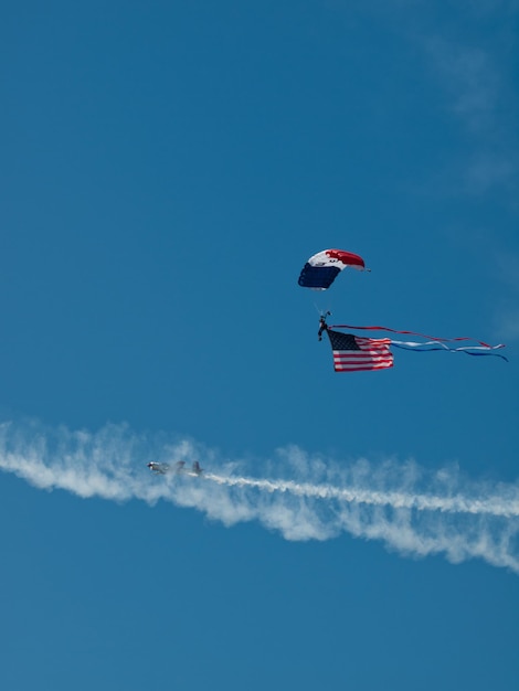 Walter Green voert de Amerikaanse vlag tijdens de Rocky Mountain Airshow in Broomfield, Colorado.