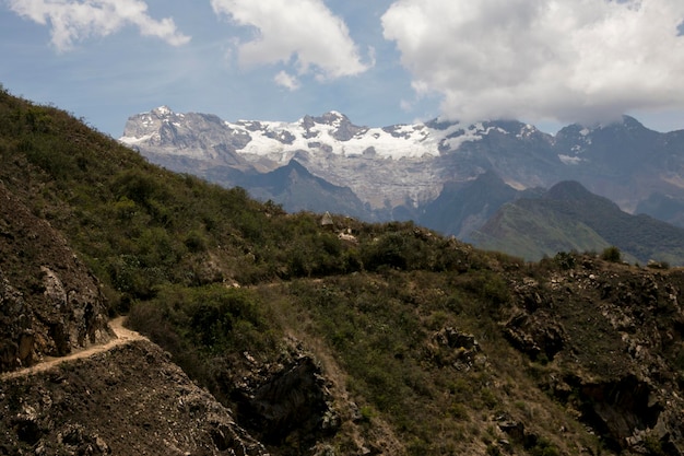 Wandel door de Apurmac-kloof naar de ruïnes van Choquequirao, een Inca-archeologische vindplaats in Peru.