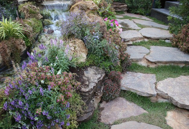 Wandel door een prachtige tuin met een kleine waterval.