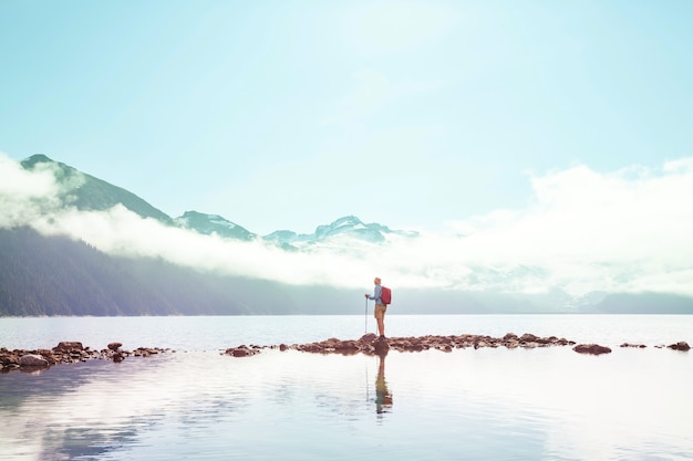 Wandel naar de turquoise wateren van het pittoreske garibaldi-meer in de buurt van whistler, bc, canada. zeer populaire wandelbestemming in british columbia.