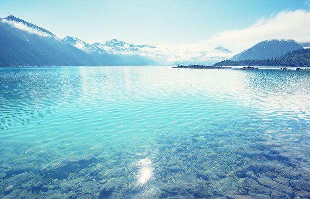 Wandel naar de turquoise wateren van het pittoreske Garibaldi-meer in de buurt van Whistler, BC, Canada. Zeer populaire wandelbestemming in British Columbia.