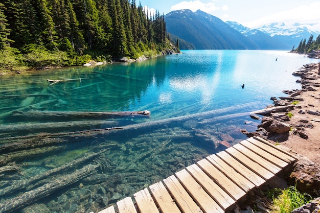 Wandel naar de turquoise wateren van het pittoreske Garibaldi-meer in de buurt van Whistler, BC, Canada. Zeer populaire wandelbestemming in British Columbia.