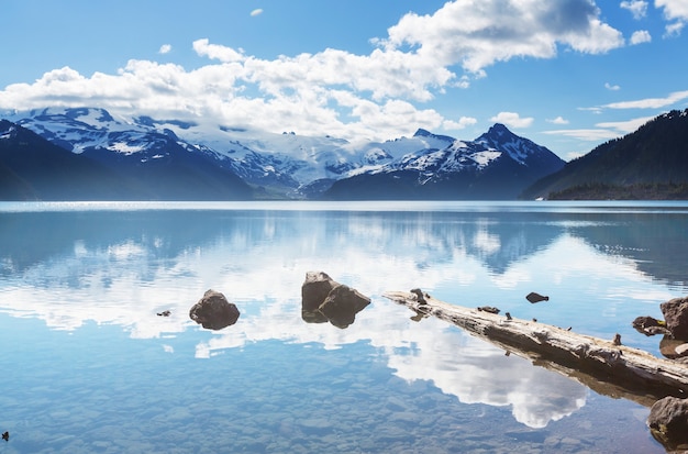 Wandel naar de turquoise wateren van het pittoreske Garibaldi-meer in de buurt van Whistler, BC, Canada. Zeer populaire wandelbestemming in British Columbia.