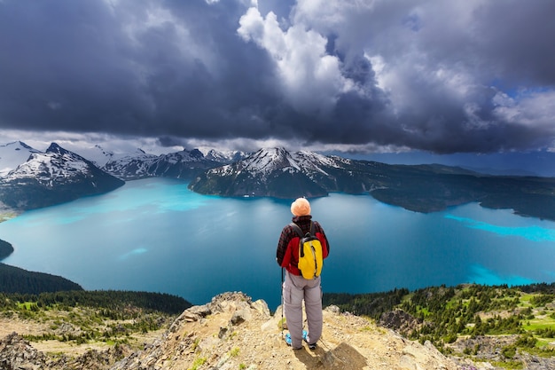 Wandel naar de turquoise wateren van het pittoreske Garibaldi-meer in de buurt van Whistler, BC, Canada. Zeer populaire wandelbestemming in British Columbia.