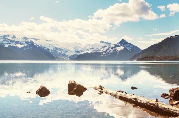 Wandel naar de turquoise wateren van het pittoreske Garibaldi-meer in de buurt van Whistler, BC, Canada. Zeer populaire wandelbestemming in British Columbia.