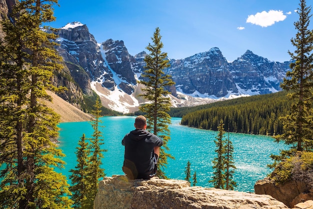 Wandelaar die geniet van het uitzicht op het Moraine-meer in Banff National Park