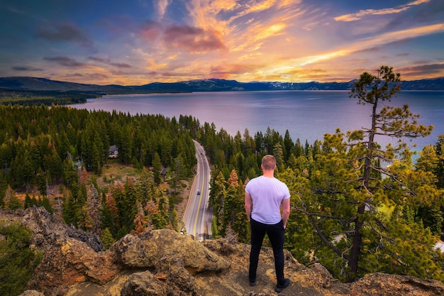 Wandelaar geniet van zonsondergang over Lake Tahoe vanaf de adelaarsrots in Californië