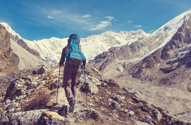 Wandelaar in de berg van de Himalaya. Nepal