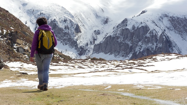 Wandelaar in de pyreneeën in de lente met sneeuw, col du soulor