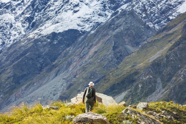 Wandelaar in prachtige bergen in de buurt van Mount Cook, Nieuw-Zeeland, Zuidereiland