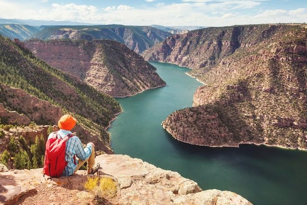 Wandelaar in recreatiegebied Flaming Gorge