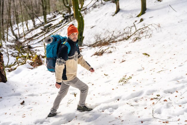 Wandelaar man op een trekking op de sneeuw winteravonturen natuurlijke activiteit