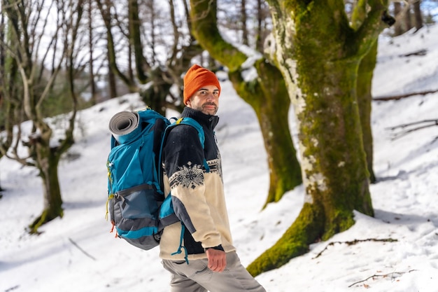 Wandelaar man op een trekking op de sneeuw winteravonturen natuurlijke activiteit